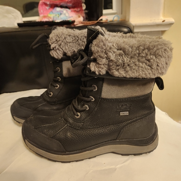 UGG Women's Adirondack III Boots in Black size 7.5 in VGUC - Picture 6 of 9